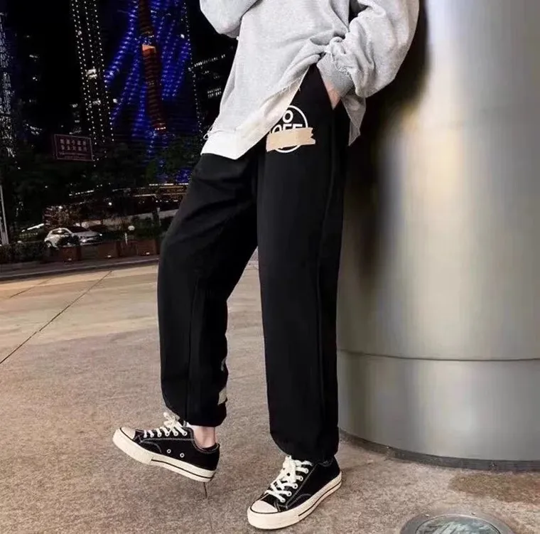 ♻️💯Refer to the model picture for the upper body❤️ The top tested version for spring and autumn OFF WHITE OW patch bronzing tape arrow sweatpants for men and women, the same style pure cotton loose trousers for men and women OW men's and women's loose leg-fitting sports casual pants, with anti-counterfeiting technology on the back, the real over-the-top version OW yellow glue, obvious signature, unique high street style! The stylized design is printed on a classic frame, and a layer of foundation-colored colloid with a graffiti effect is superimposed on the printing. It is visually very consistent with the theme, as if a layer of tape has been pasted, and the design is brilliant! Heavy, tougher and retro, the main elements are heavily engineered, the micro-profile version is suitable for both men and women, surrounded by more street-style inkjet elements, and the inkjet style of street graffiti is everywhere. The printing is done on a Japanese-owned Mimaki printing machine, with no edges or burrs. Inkjet heat transfer is hot-pressed and cold-teared, and the high temperature is 180 degrees. The front piece needs to be pressed twice (the second time requires 180kg of air pressure). The transparent fabric pattern is anti-scratch and ironing, and the printing does not fog up. The semi-transparent tape in the front circle can reveal the covered part of the printing below. The color of the golden printing on the tape is not a flat color, and the colors of the tape printing are different in depth. The wash label is also customized according to the original font from the company. The accessories still use the full line of correct accessories. The rectangular woven collar label design has canceled the previous three-dimensional silicone feel font and changed it to a fully woven collar label. You can see fluorescent fonts on the collar label. The five-link silicone hang tag, the three-link washable label and the zebra crossing packaging line are still the same. Size chart Hips 56, recommended 120-150 catties M pants length 104 waist 80 hips 58 recommended 150-170 catties L pants length 106 waist 82 hips 60 recommended 170-190 catties (the waist is elastic and can be enlarged) Color: Black White P: 360